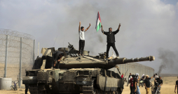Palestīnieši līksmo pie sagūstīta Izraēlas armijas tanka.
