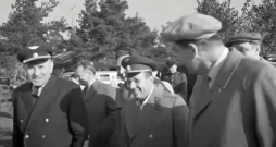 Jurijs Gagarins Rumbulā. Kadrs no kinohronikas "Padomju Latvija".