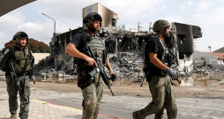 Izraēlas drošības spēki svētdien patrulē Sderotas pilsētā pie nopostīta policijas iecirkņa, kuru sestdien bija ieņēmuši "Hamas" kaujinieki.