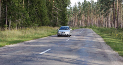 Viens pats uz tukša ceļa. Kas viņu pierunās nebraukt ātrāk par 90 km/h?