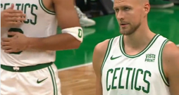 Kristaps Porziņģis Bostonas "Celtics" komandas kreklā.