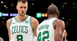 Kristaps Porziņģis Bostonas "Celtics" komandas kreklā.