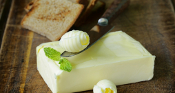Dažos veikalos pieejams vien viena veida sviests, citos – dažāda svara un tauku procenta produkti, tāpēc pircējiem jābūt gana vērīgiem. Vislabāk, protams, palūkot sviesta cenu kilogramā un tad izvēlēties vienu vai otru pirkumu.