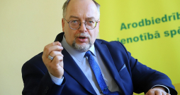 "Kopā ar Latvijas Darba devēju konfederāciju esam atbildīgi par sociālo dialogu un sociālo mieru Latvijā. Tagadējā publiskā "apmētāšanās" ar dažādiem argumentiem ir ārpus normālās sadarbības, taču mēs nevaram pieļaut, ka darba devēji ar valsts piekrišanu gatavojas bāzt rokas savu darbinieku kabatās," saka Latvijas Brīvo arodbiedrību savienības priekšsēdētājs Egils Baldzēns.