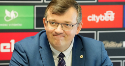 Latvijas futbola izlases galvenais treneris Dainis Kazakevičs ir zaudējis aktīvāko izlases līdzjutēju uzticības kredītu.