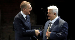 Saņemot balvu par mūža ieguldījumu, ilggadējais "Mārupes siltumnīcu" vadītājs Jānis Bērziņš mudināja valstsvīrus vairāk piedomāt par vietējo ražotāju interešu aizstāvību.