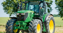 Lietuvā populārākais zīmols ir 'Joh Deer'. Attēlā - 'John Deere Tractor 70' ar 'Continental' riepām.