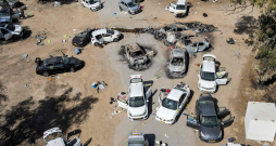 Pamestas un iznīcinātas automašīnas vietā, kur palestīniešu grupējuma "Hamas" teroristi sarīkoja uzbrukumu Izraēlas deju mūzikas festivāla
apmeklētājiem. Šajā vietā tika nogalināti ap 260 civiliedzīvotāju.