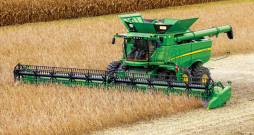 'John Deere S700' sērijas kombains.