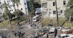 Aina pie Gazas "Al Ahli" slimnīcas trešdien. Izraēla un "Hamas" sniedz pretrunīgu informāciju par hospitāļa teritorijā notikušo eksploziju, kas prasījusi daudzu cilvēku dzīvību.