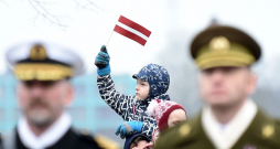 11. novembra krastmalā notiek Latvijas Republikas proklamēšanas gadadienas parādes vērotāji.