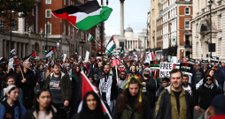 Aptuveni 100 000 cilvēku sestdien Londonas centrā piedalījās demonstrācijā palestīniešu atbalstam, pieprasot nekavējoties pārtraukt karadarbību Gazas joslā.
