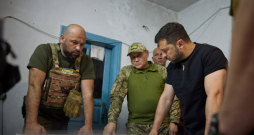 Ukrainas prezidents Volodimirs Zelenskis tiekas ar karavīriem.