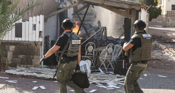 Izraēliešu virsnieki veic pārbaudi raķešu uzbrukuma laikā no Gazas.