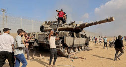 Palestīnieši sagrābuši izraēliešu tanku pēc izlaušanās cauri robežas žogam, 7. oktobris.