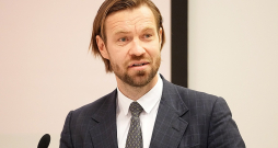 Kaspars Gorkšs paralēli darbam sev jaunā sfērā turpina studijas, apgūstot politikas zinātni.