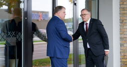Pašvaldību savienības priekšsēdētājs Gints Kaminskis (no kreisās) un finanšu ministrs Arvils Ašeradens pirms Pašvaldību savienības domes sēdes Mārupē, kur pagājšnedēļ tika skatīts vienošanās un domstarpību protokols ar valdību par nākamā gada budžetu.