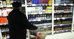 Alkohola piedāvājums un stendi veikalā.