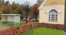Pasažieru vilcienu reisu skaits, kas pietur stacijā "Cena", samazināts jau 2019. gadā. Šogad to bija paredzēts slēgt pavisam, taču tagad šis lēmums atcelts.