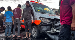 Cilvēki Gazas joslā pulcējas pie ātrās palīdzības auto, kas cietis no iespējamā Izraēlas armijas uzbrukuma.