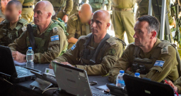 Izraēlas armijas virsnieks Herzi Halevi (pirmais no labās).