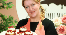 Ilze Kupča un viņas "Sarkanais samts". 