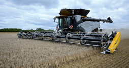 'New Holland CR' divu aksiālo rotoru ražas novākšanas kombains.