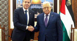 Palestīniešu pašpārvaldes prezidents Mahmūds Abāss (no labās) Rāmallā tikšanās laikā ar ASV valsts sekretāru Entoniju Blinkenu. 
