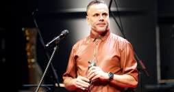 Andris Dzenītis 2023. gada martā, Latvijas Nacionālajā operā saņemot Lielo mūzikas balvu par "Gada jaundarbu" – 2. simfoniju "Silts vējš".