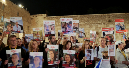 Izraēlā piemin mēnesi kopš 7. oktobra Hamās teroristiskā uzbrukuma. Cilvēki tur plakātus ar ķīlniekiem. 