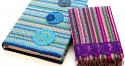 Abu tamborēto vāku izmēri ir 15x31 cm un 22x44 cm.