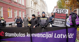 Pie Saeimas vakar bija ieradušies arī protestētāji, kuri iebilst pret Stambulas konvencijas ratifikāciju.