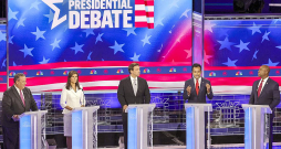 Republikāņu trešajās debatēs, kas notika Maiami un tika pārraidītas telekanālā NBC, piedalījās (no kreisās): bijušais Ņūdžersijas gubernators Kriss Kristijs, bijusī Dienvidkarolīnas gubernatore Nikija Heilija, Floridas gubernators Rons Desantiss, biotehnoloģiju uzņēmējs Viveks Ramasvami un senators no Dienvidkarolīnas Tims Skots.