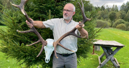 Ivars Koloda ar trofeju.