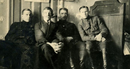 Apakšpulkvedis Oskars Kalpaks (otrais no labās) kopā ar brāļiem Rubuļiem Rīgā 1918. gada decembrī. Tāda līmeņa un drosmes virsnieku, kas būtu gatavi komandēt marginālos Latvijas “apsardzības spēkus”, tolaik nācās grūti sameklēt. Kalpaks šos pienākumus uzņēmās.