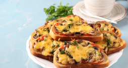 Karstmaizītes ar sēnēm, papriku un mocarellu. Karstmaizītes ar sēnēm, papriku un mocarellu.