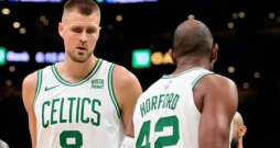 Kristaps Porziņģis Bostonas "Celtics" komandas kreklā.