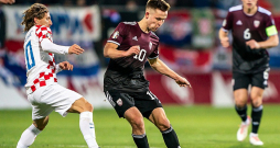 Latvijas un Horvātijas futbola maestro – Jānis Ikaunieks (no labās) un Luka Modričs.