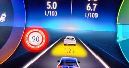Šķiet, vairāk par visiem ātruma limitu atgādinājumiem Latvijas šoferīšu nelāgos paradumus varētu mainīt šāds distances rādītājs, ar kādu aprīkots "Renault Clio" panelis.