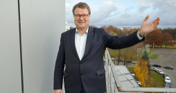"Tā kā Zaļais kurss paredz atteikšanos no naftas izmantošanas ne tikai degvielā, bet arī citos produktos, kurus iegūst no naftas, viens no perspektīviem virzieniem nākotnē varētu būt biomateriālu, piemēram, izolācijas materiālu, ražošana no rapša eļļas," saka SIA "Bio-Venta" valdes loceklis un ražošanas direktors Indulis Stikāns.