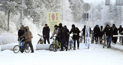 Migranti ar velosipēdiem pie Sallas robežšķērsošanas vietas Somijas Lapzemē 21. novembrī. Migranti ar velosipēdiem pie Sallas robežšķērsošanas vietas Somijas Lapzemē 21. novembrī.
