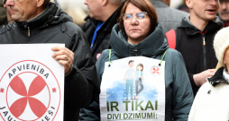 Pie Saeimas frakcijām nepiederošās deputātes Glorijas Grevcovas pārstāvētā partija "Apvienība Jaunlatvieši" pie Saeimas nama rīko piketu pret Stambulas konvencijas ratifikāciju.