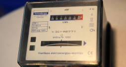 Saeima iejaukusies elektrības tarifu noteikšanā, lai aizsargātu lietotājus.