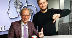 Kārlis Streips un TV24 direktors Klāvs Kalniņš.