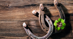 Pakavi un četrlapu āboliņš saistās ar veiksmi.