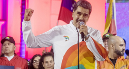 Venecuēlas autoritārais prezidents Nikolass Maduro svētdien svinību laikā pēc referenduma rezultātu izsludināšanas. "Tā ir absolūta mūsu valsts, mūsu demokrātijas uzvara," Karakasā paziņoja Venecuēlas kreisais prezidents.