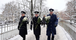 Policijas vadības pārstāvji vakar nolika ziedus pie Barikāžu laikā kritušo piemiņas vietām Bastejkalnā. Policijas vadības pārstāvji vakar nolika ziedus pie Barikāžu laikā kritušo piemiņas vietām Bastejkalnā.