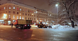 Sniegu no Rīgas centra izved nakts aizsegā. Savu kārtu sagaidījusi arī Bastejkalna apkārtne.