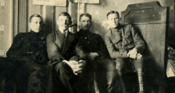 Oskars Kalpaks (centrā) kopā ar brāļiem Rubuļiem. Rīga, 1918. gada beigas.