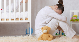 No pēcdzemdību depresijas Latvijā cieš aptuveni 10 līdz 15% jauno māmiņu. Tas nozīmē, ka katra astotā līdz desmitā sieviete piedzīvo šo stāvokli pēc bērniņa nākšanas pasaulē.